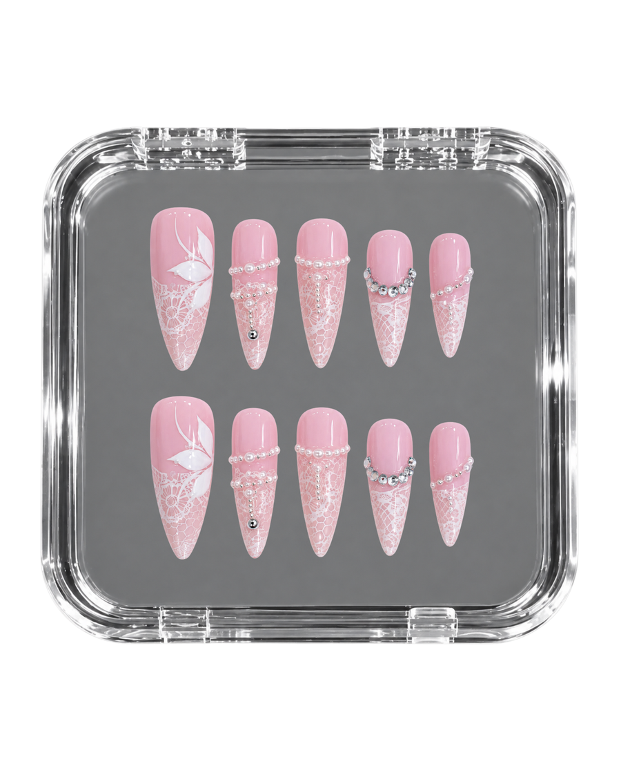 Apolline en Dentelle